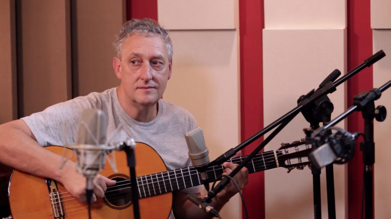Músico tocando violão em estúdio de gravação, sessão de 3 Canções